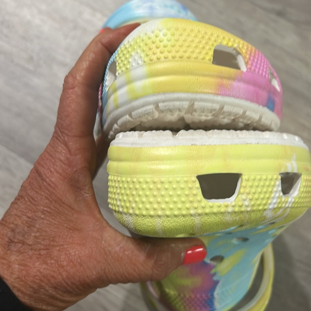 CROCS tie dye women’s size 7 /men’s size 5 - Picture 3 of 6